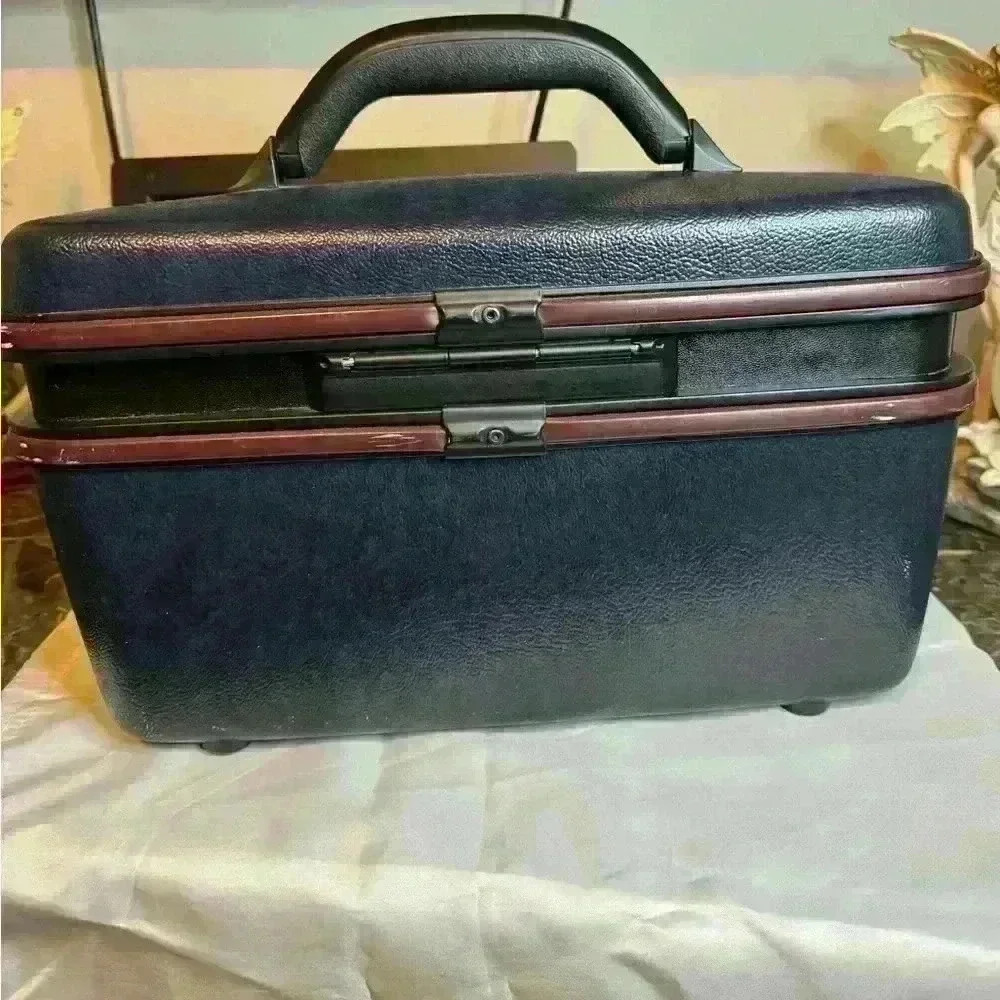 Samsonite Train/Make-Up Case - Picture 2 of 10